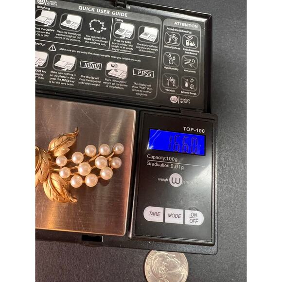 Vintage signed crown Trifari brushed goldtone pearl spray brooch - Picture 9 of 9